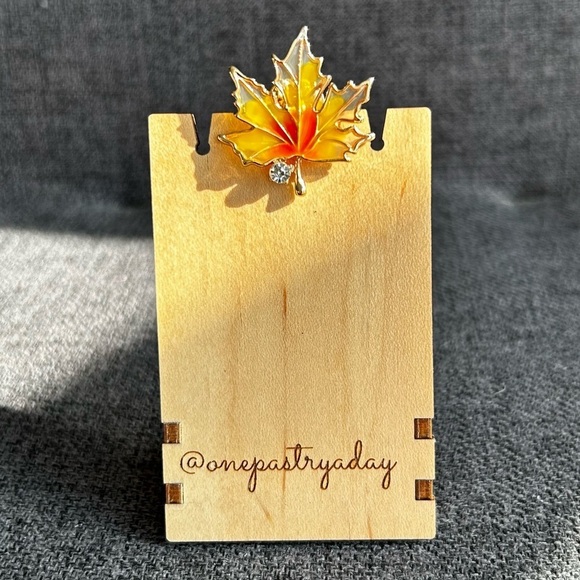 Jewelry - Maple Leaf Resin Pin Brooch, Orange, Yellow, Gold